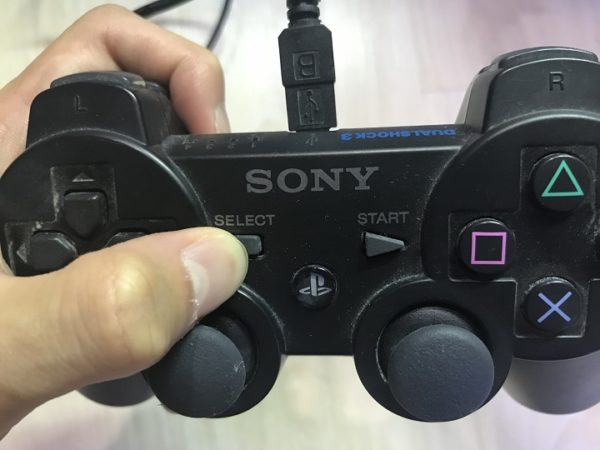 PS3コントローラーを長押ししてる様子
